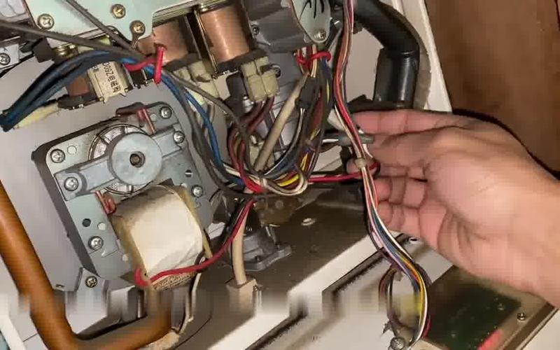 为什么欧意恒温热水器显示故障码E2?